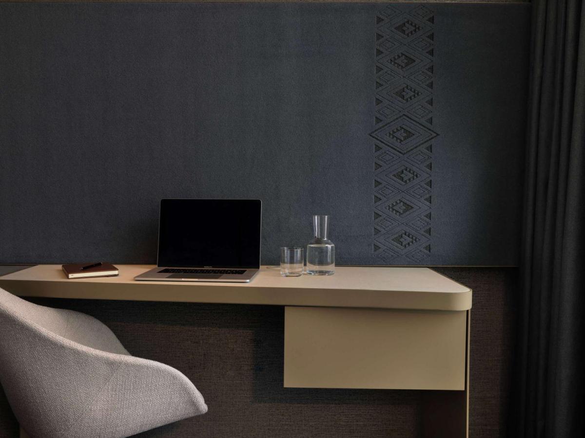 Pullman Auckland Airport Hotel Bagian luar foto A wall decorated with a stencil