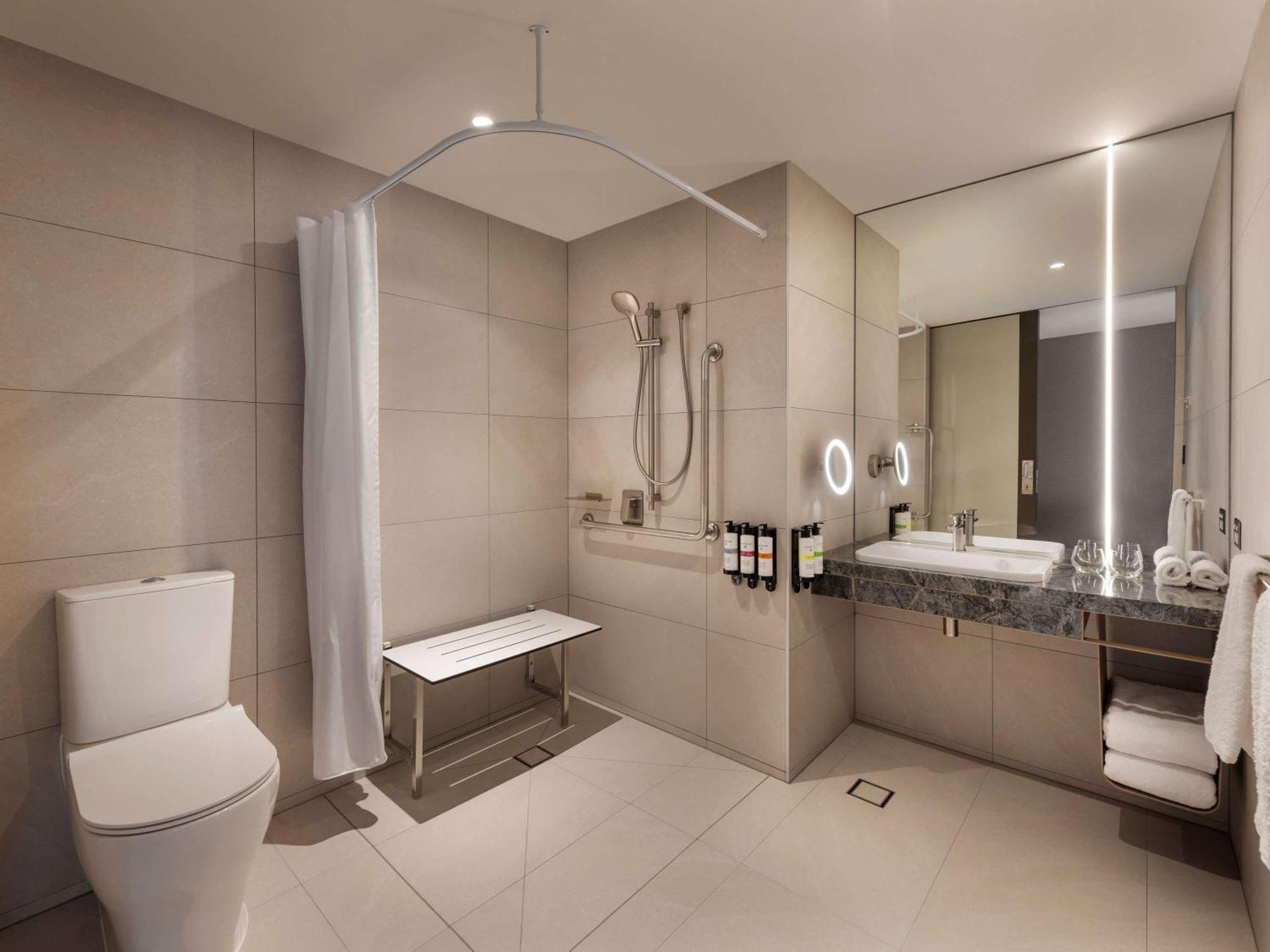 Pullman Auckland Airport Hotel Bagian luar foto A typical bathroom in a hotel