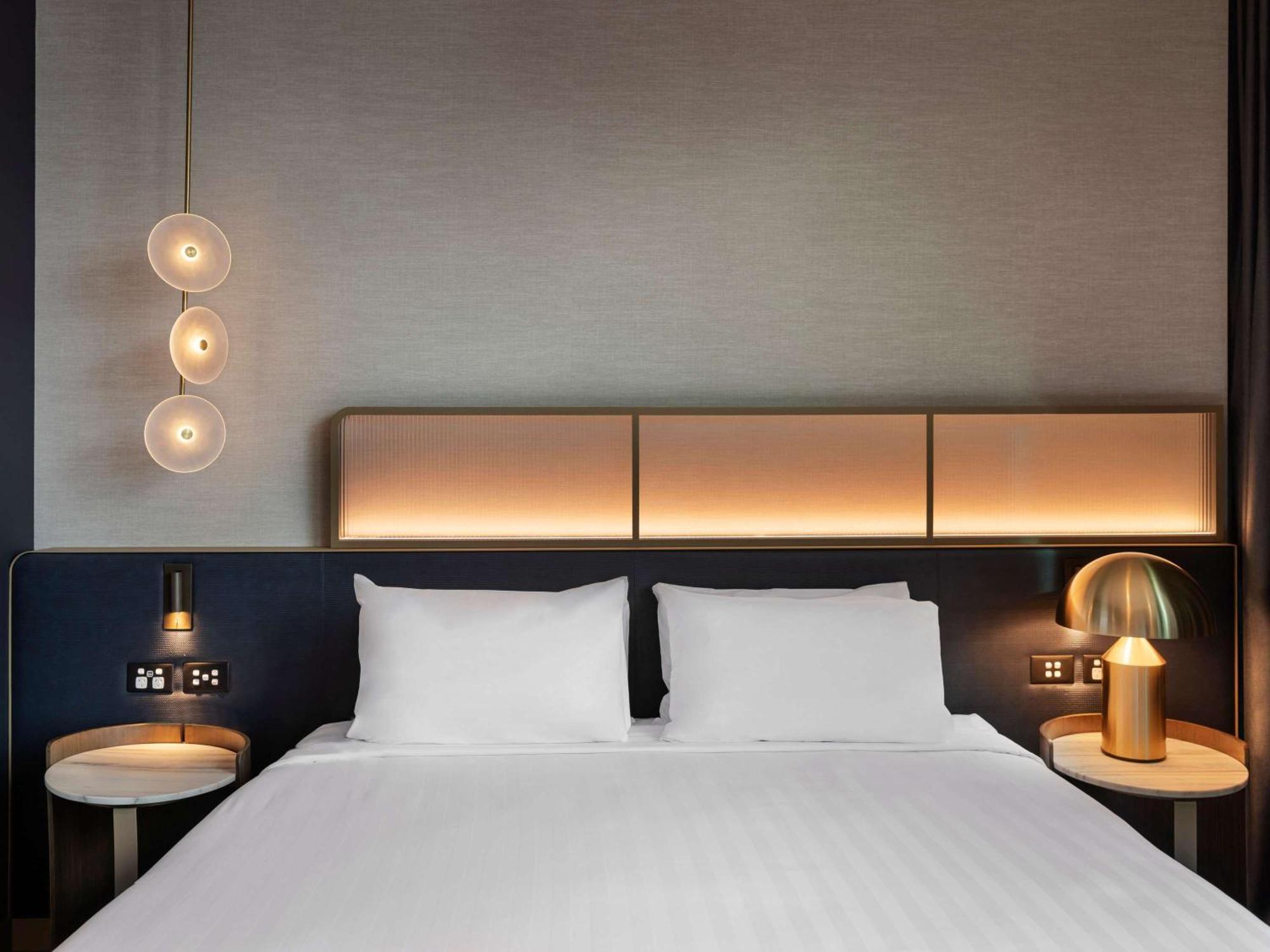 Pullman Auckland Airport Hotel Bagian luar foto A bedroom at the hotel