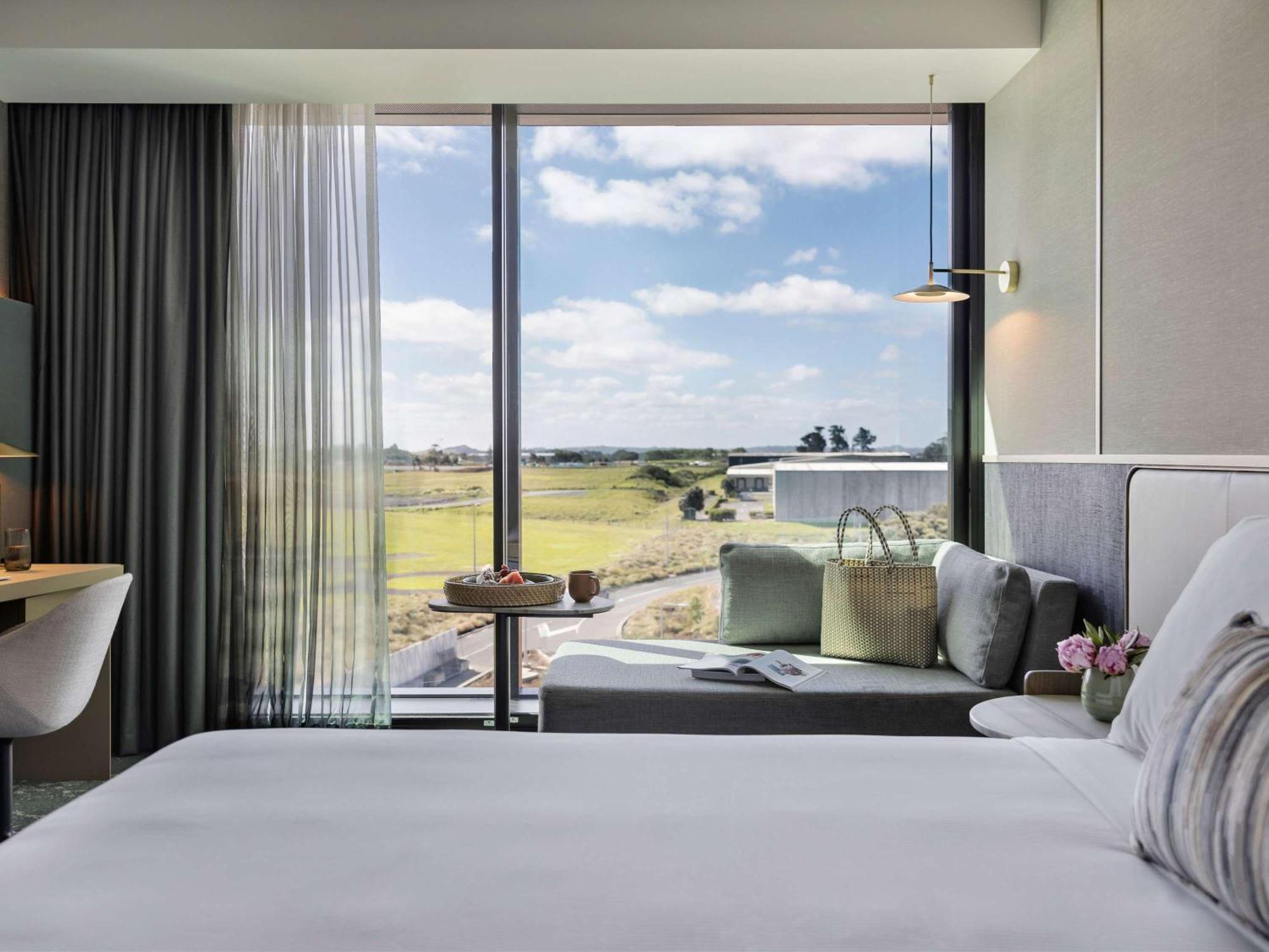 Pullman Auckland Airport Hotel Bagian luar foto A room at the hotel