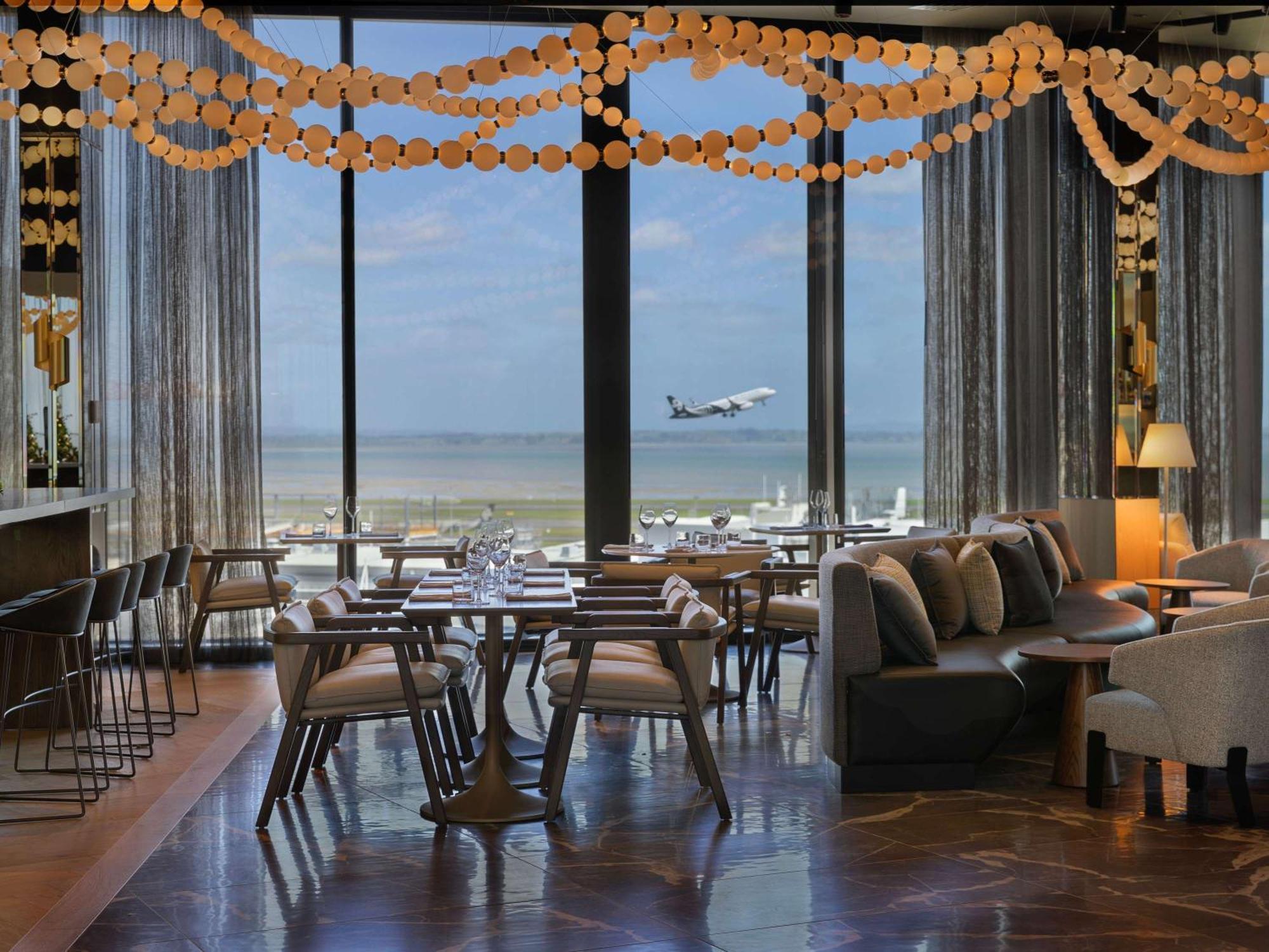 Pullman Auckland Airport Hotel Bagian luar foto The lounge at the airport