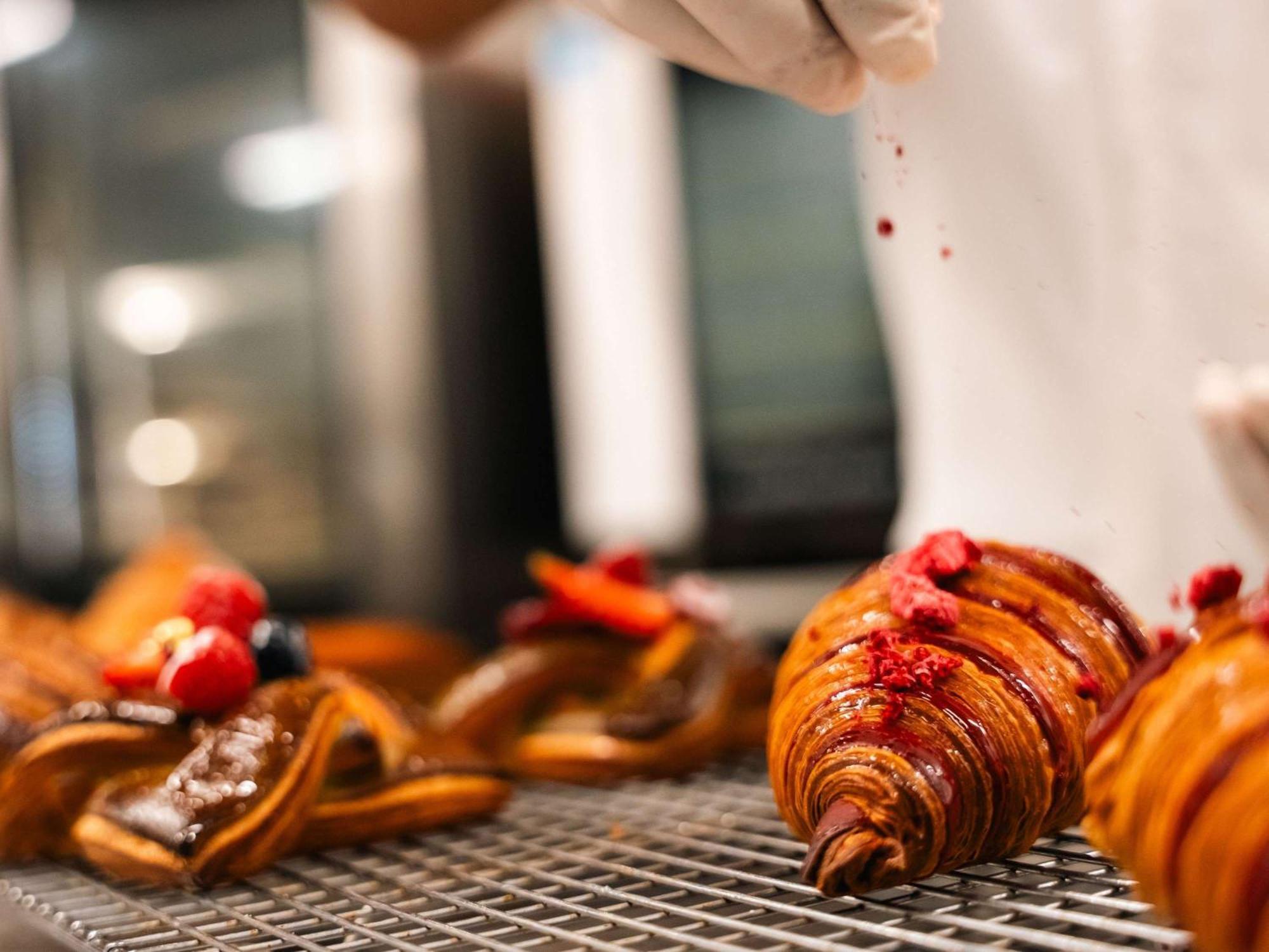 Pullman Auckland Airport Hotel Bagian luar foto Croissants being dusted with powdered sugar