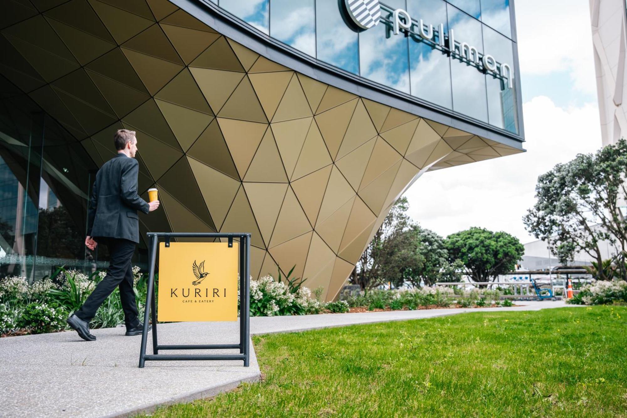 Pullman Auckland Airport Hotel Bagian luar foto A-frame sign